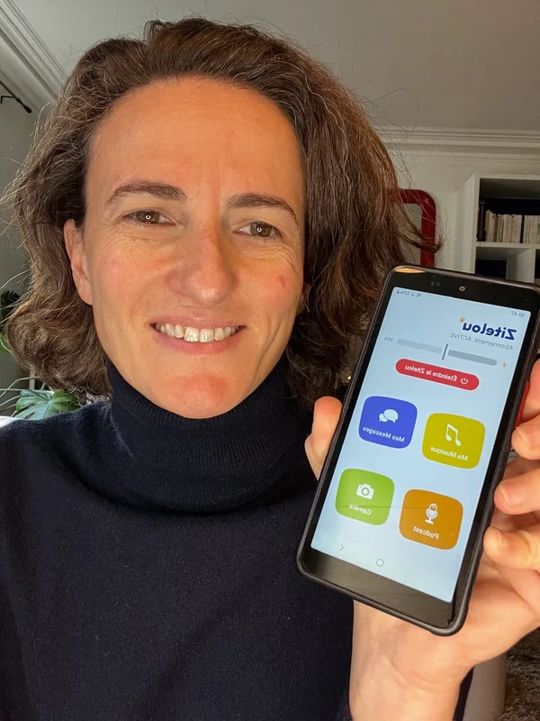 Clémence, cofondatrice de Zitelou, présente le téléphone